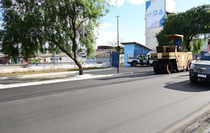 Avenida Brumado recebe novo asfalto durante obra de infraestrutura em Vitória da Conquista