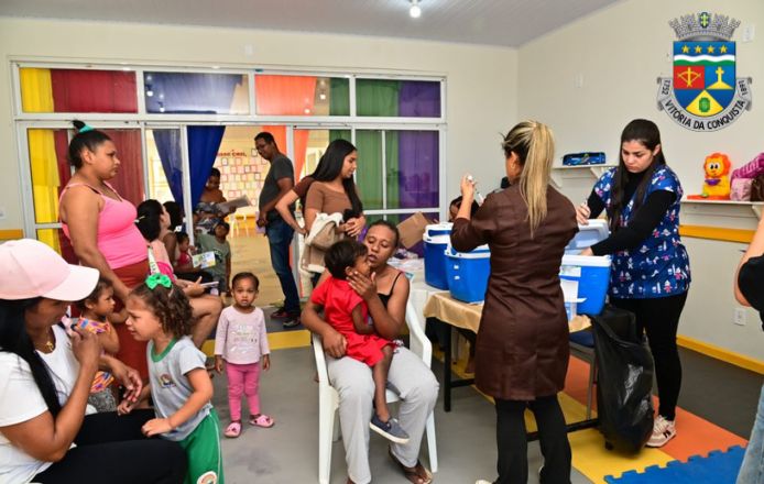 Imagem sobre vacinação de crianças em uma creche municipal de Vitória da Conquista.