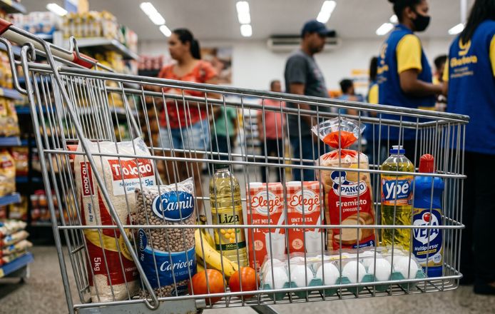 Carrinho com poucas compras representa o aumento do custo de vida em Vitória da Conquista