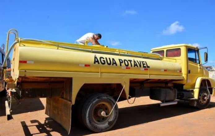 Operação Carro-Pipa abastece comunidade rural de Vitória da Conquista com distribuição de água