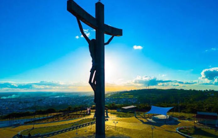 Imagem do por do sol no Cristo d Mario Cravo de Vitória da Conquista. Cidade fará evento sobre o tombamento do Cristo de Vitória da Conquista.