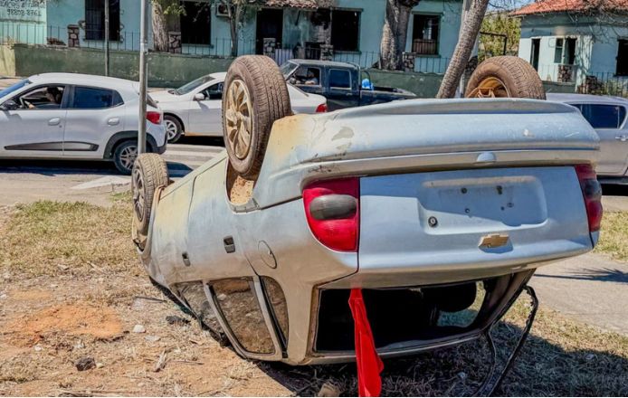 Carro tombado. Campanha mostra carros destruídos em Vitória da Conquista para chamar a atenção do motorista.