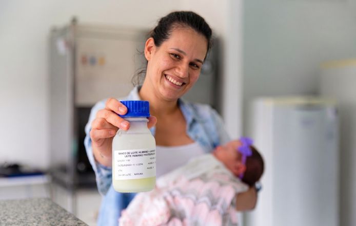 Mãe e filha no Hospital numa ação de doar leite materno para o Banco de Leite Esaú Matos