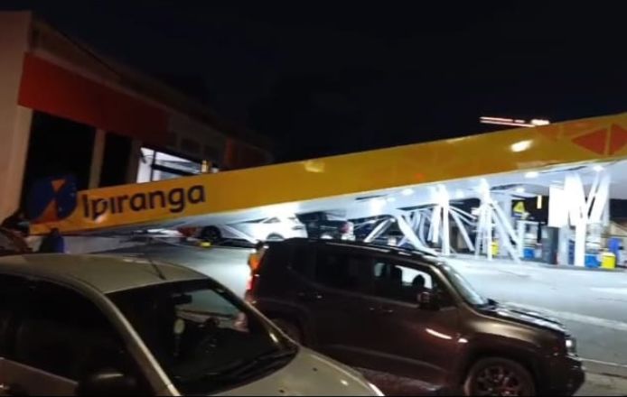 Granizo e chuva forte em Vitória da Conquista causou estragos e destruiu cobertura de posto de combustível