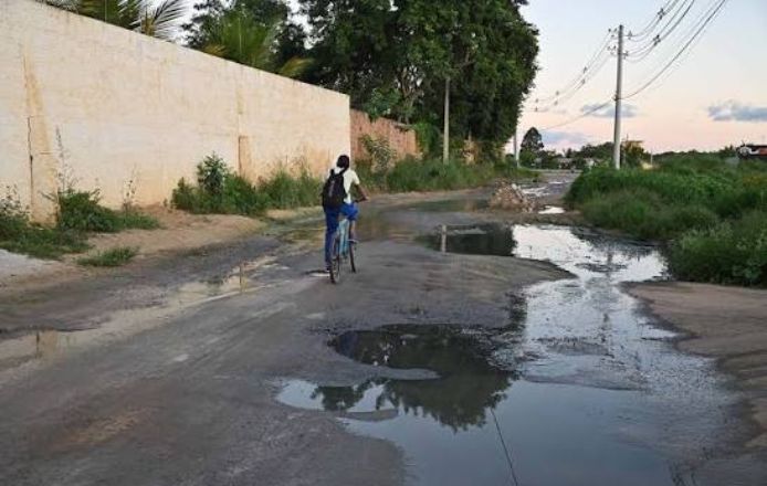 Dengue em Vitória da Conquista. Águas paradas das ruas ajudam a proliferar o mosquito.
