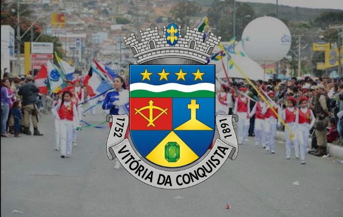 Desfile de 7 de setembro Vitória da Conquista rm destaque com o brasão da cidade na frente.