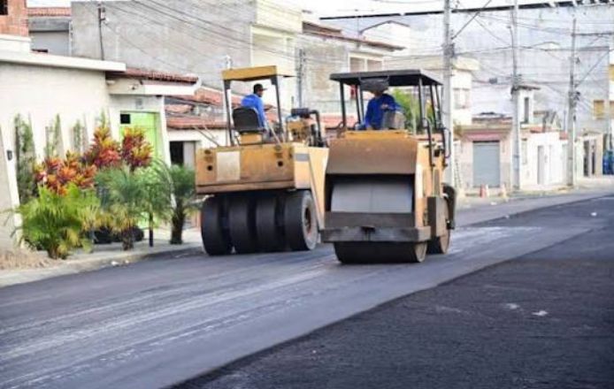 Máquinas trabalhando na manutenção viária em Vitória da Conquista.