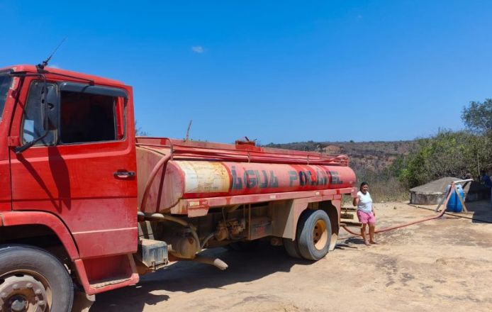 Operação Pipa Vitória da Conquista leva água a zona rual.
