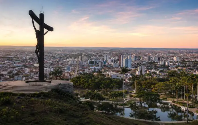 Vitória da Conquista polo regional com vista da cidade e área urbana