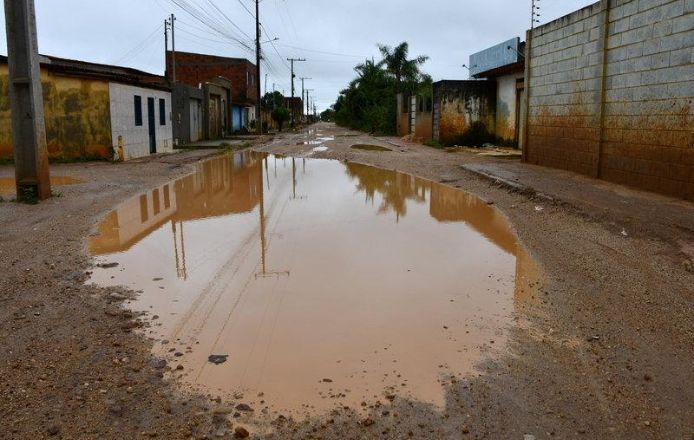 Rua alagada: efeito das chuvas em Vitória da Conquista.
