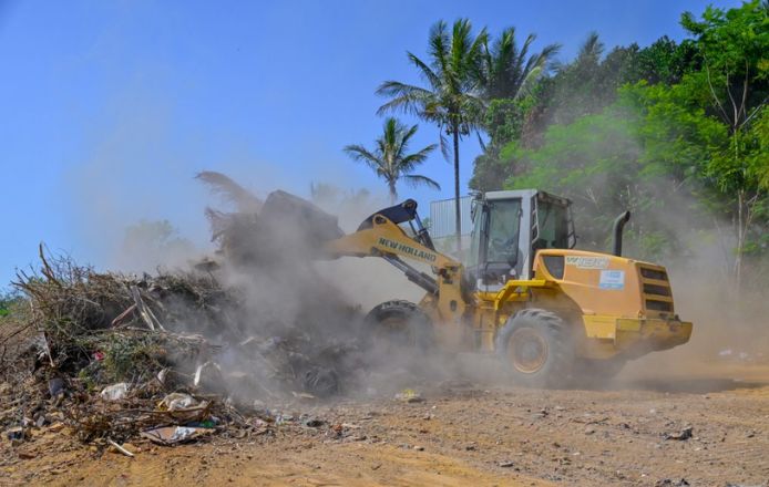 Multirão de limpezxa da prefeitura por causa do descarte irregular no Rio Verruga.