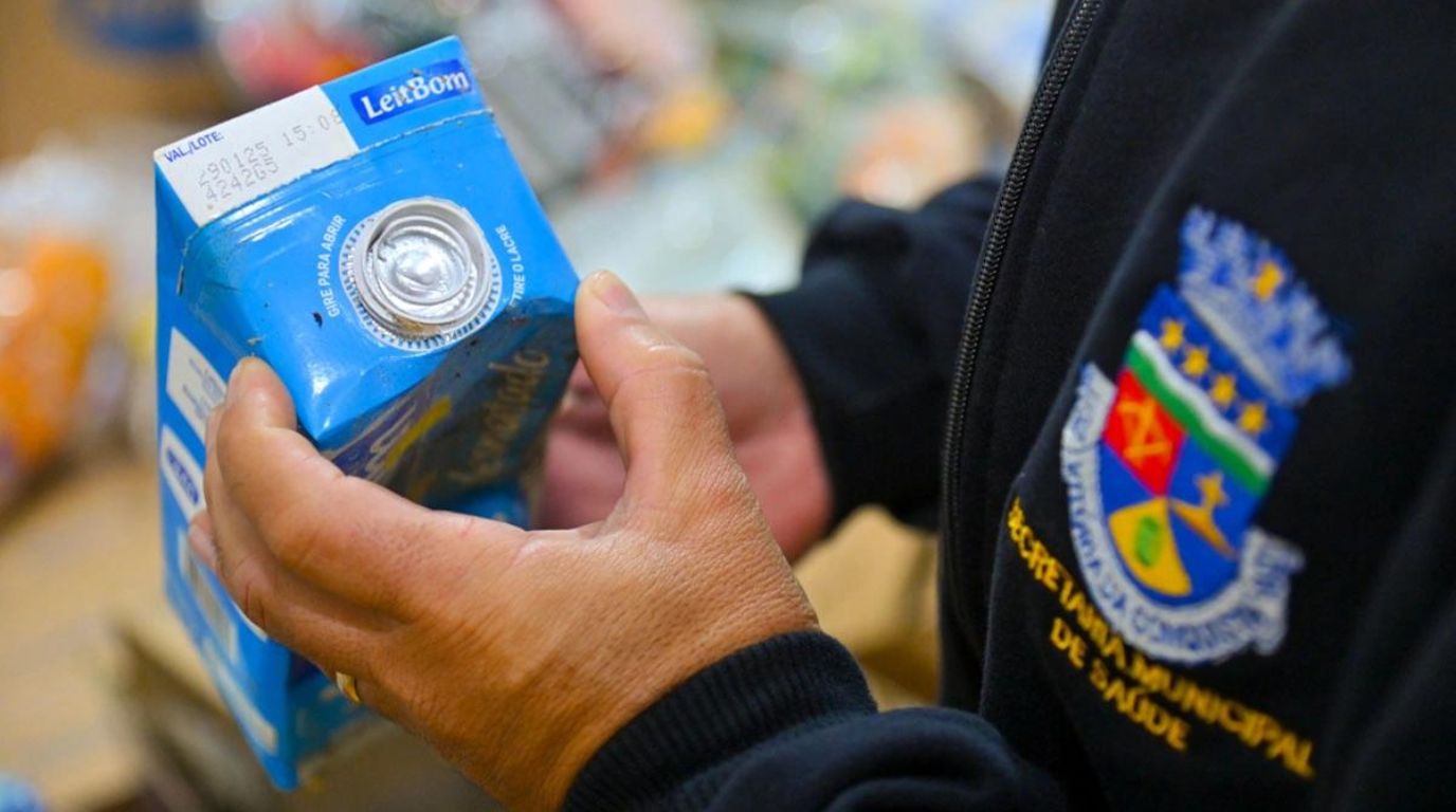 Vigilância Sanitária fiscaliza produtos vencidos em Vitória da Conquista.